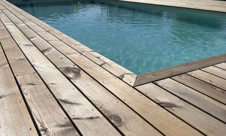 Piscine 9 x 4 fond plat avec echelle 