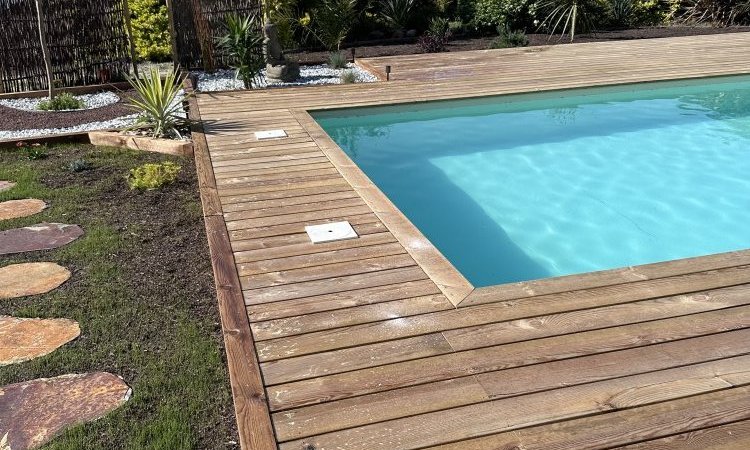 Piscine 9 x 4 fond plat avec echelle 